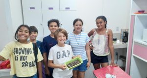 Top 7 erros que brasileiros cometem ao iniciar no inglês Crianças alunos Dream It em uma cooking class (aula na cozinha).