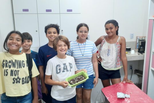 Top 7 erros que brasileiros cometem ao iniciar no inglês Crianças alunos Dream It em uma cooking class (aula na cozinha).