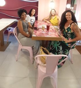 Turma Dream It de adultos em uma aula fora da sala.