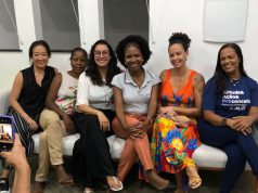 As maiores dificuldades de brasileiros ao aprender inglês (e como superá-las) Turma Dream It de adultos.