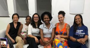 As maiores dificuldades de brasileiros ao aprender inglês (e como superá-las) Turma Dream It de adultos.