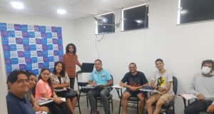 Você NÃO vai aprender inglês em 1 ano, e isso é positivo. Te explico o por quê Adultos aprendendo inglês no Dream It
