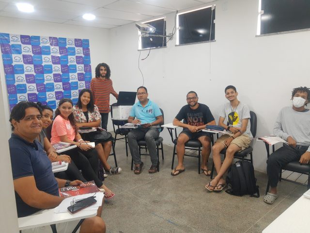Adultos aprendendo inglês no Dream It