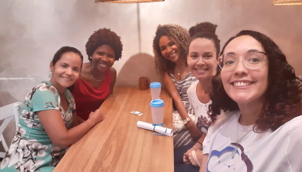 Alunos perdendo o medo de falar inglês.