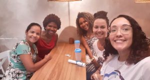 Como perder o medo de falar inglês: 5 pontos-chave Alunos perdendo o medo de falar inglês.