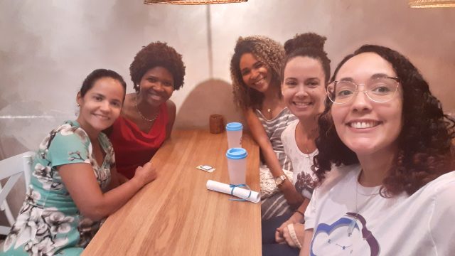 Alunos perdendo o medo de falar inglês.