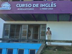 Dream It: o curso de inglês que muda vidas desde os seus fundadores Thais (fundadora) na frente do mais novo endereço do Dream It.