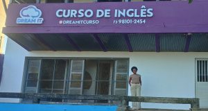 Dream It: o curso de inglês que muda vidas desde os seus fundadores Thais (fundadora) na frente do mais novo endereço do Dream It.