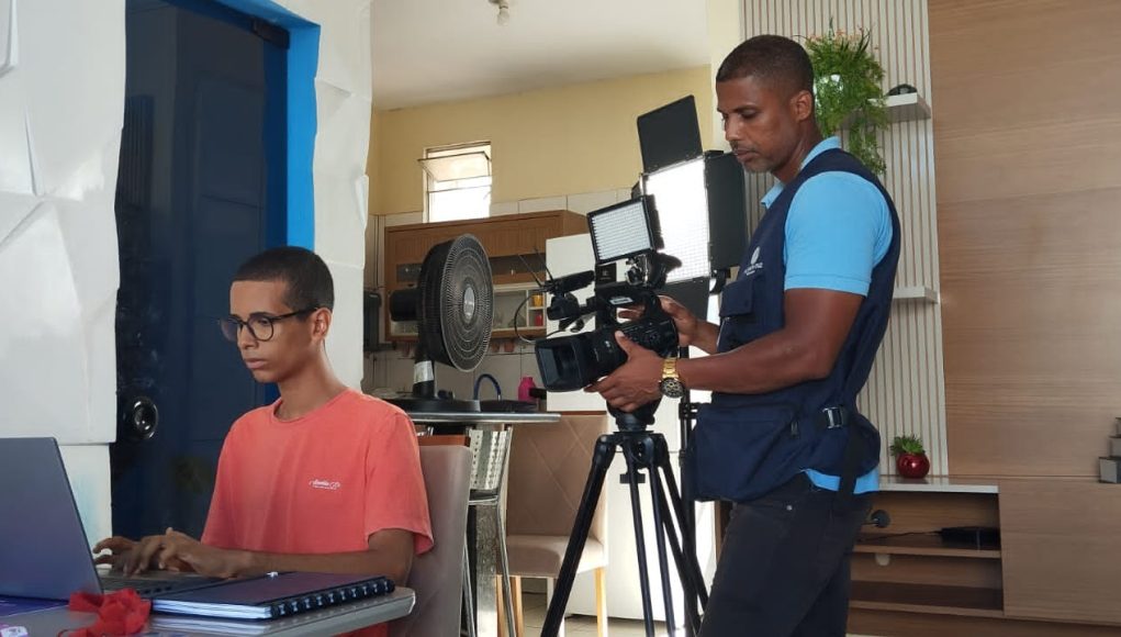 Jovem estudante de Ilhéus participando de projeto internacional com apoio do inglês