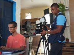 Jovem Ilheense Ganha Destaque Internacional em Menos de 1 Ano de Inglês Jovem estudante de Ilhéus participando de projeto internacional com apoio do inglês