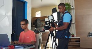 Jovem Ilheense Ganha Destaque Internacional em Menos de 1 Ano de Inglês Jovem estudante de Ilhéus participando de projeto internacional com apoio do inglês