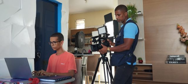 Jovem estudante de Ilhéus participando de projeto internacional com apoio do inglês