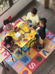Inglês na infância, Crianças aprendendo inglês e desenvolvendo habilidades cognitivas e emocionais
