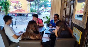 Por que você estuda inglês há anos e ainda não é fluente? Descubra os 5 mitos que te travam Aluno superando o platô do intermediário no inglês com apoio da Dream It