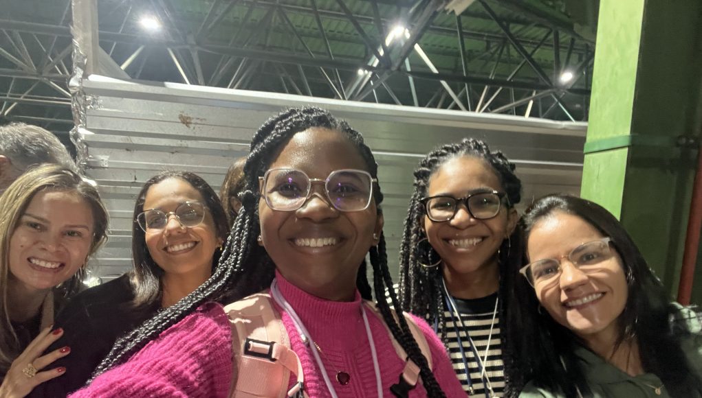 Thais e outros alunos no intercâmbio de inglês mesmo depois de adulto