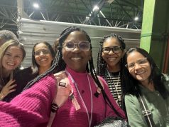 Entrevista: o meu primeiro intercâmbio em inglês depois de adulta Thais e outros alunos no intercâmbio de inglês mesmo depois de adulto