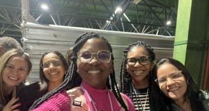 Entrevista: o meu primeiro intercâmbio em inglês depois de adulta Thais e outros alunos no intercâmbio de inglês mesmo depois de adulto