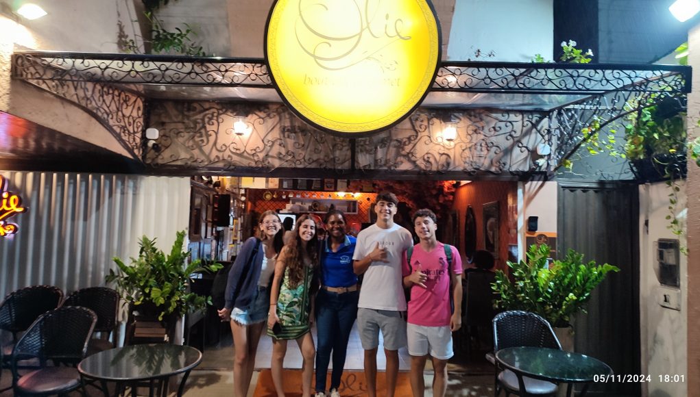 A prática de inglês para fluência acontece fora da sala de aula.