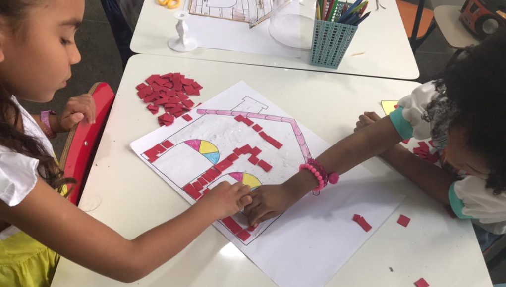 Crianças desenvolvendo habilidades do futuro em uma aula de inglês divertida na Dream It.