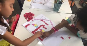 5 Habilidades do Futuro que Seu Filho Desenvolve em um Ambiente Bilíngue Crianças desenvolvendo habilidades do futuro em uma aula de inglês divertida na Dream It.