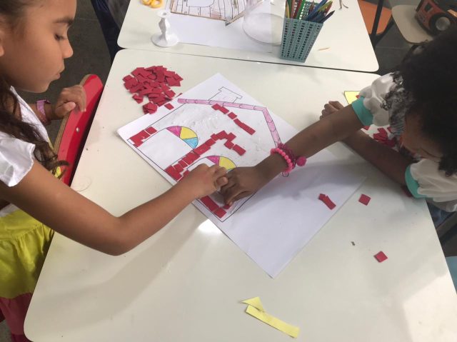 Crianças desenvolvendo habilidades do futuro em uma aula de inglês divertida na Dream It.