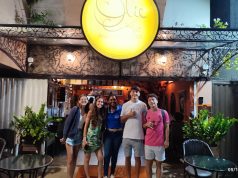 Inglês nas Férias: 4 Dicas para Praticar em Família | Dream It Alunos sorrindo e se divertindo enquanto pratica inglês nas férias com as dicas criativas da Dream It.