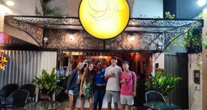 Inglês nas Férias: 4 Dicas para Praticar em Família | Dream It Alunos sorrindo e se divertindo enquanto pratica inglês nas férias com as dicas criativas da Dream It.