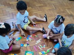 Ensinar Resiliência Infantil: O Guia da Mentalidade de Crescimento | Dream It Ensinar resiliência infantil é um quebra-cabeça. Imagem de crianças solucionando um quebra-cabreça.