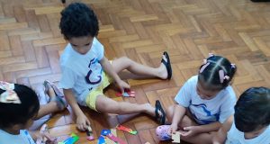 Ensinar Resiliência Infantil: O Guia da Mentalidade de Crescimento | Dream It Ensinar resiliência infantil é um quebra-cabeça. Imagem de crianças solucionando um quebra-cabreça.