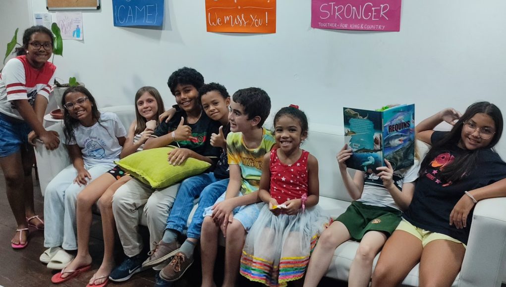 Alunos na escola de inglês. Está é uma etapa importante para a fluência, e para entender que nota de inglês não é fluência.