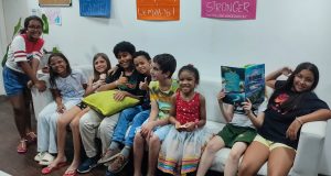 Por que a Nota do Seu Filho Não Diz Nada Sobre a Fluência Dele (E por que isso é uma boa notícia) Alunos na escola de inglês. Está é uma etapa importante para a fluência, e para entender que nota de inglês não é fluência.