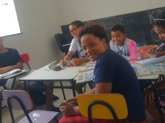 Fora das Telas: Como um Curso de Inglês Melhora a Socialização na Adolescência Socialização na adolescência na prática. Grupo de jovens interagindo em sala de aula.