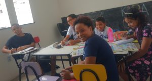 Fora das Telas: Como um Curso de Inglês Melhora a Socialização na Adolescência Socialização na adolescência na prática. Grupo de jovens interagindo em sala de aula.
