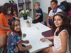 O Custo Invisível do Adiamento do Inglês na Vida do Seu Filho Adolescentes estudando e se preparando para as oportunidades do futuro através do inglês. É assim que se entende a importância do inglês para o futuro.