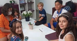 O Custo Invisível do Adiamento do Inglês na Vida do Seu Filho Adolescentes estudando e se preparando para as oportunidades do futuro através do inglês. É assim que se entende a importância do inglês para o futuro.