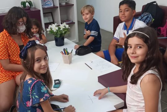 O Custo Invisível do Adiamento do Inglês na Vida do Seu Filho Adolescentes estudando e se preparando para as oportunidades do futuro através do inglês. É assim que se entende a importância do inglês para o futuro.