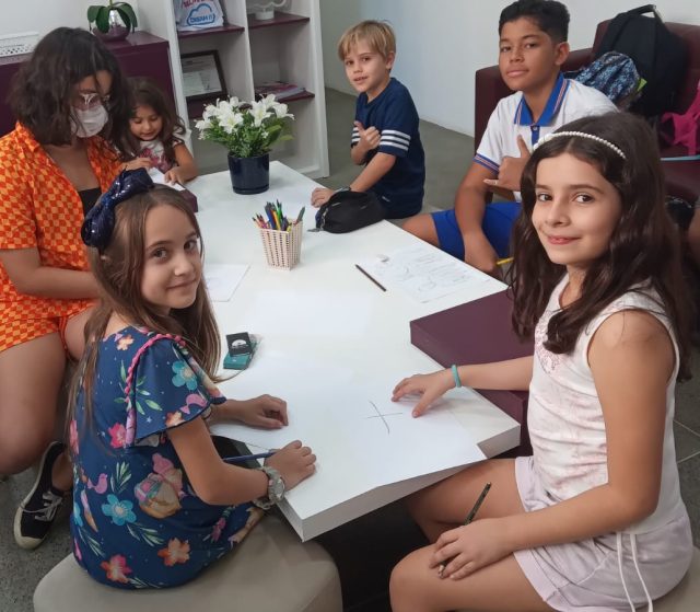 Adolescentes estudando e se preparando para as oportunidades do futuro através do inglês. É assim que se entende a importância do inglês para o futuro.