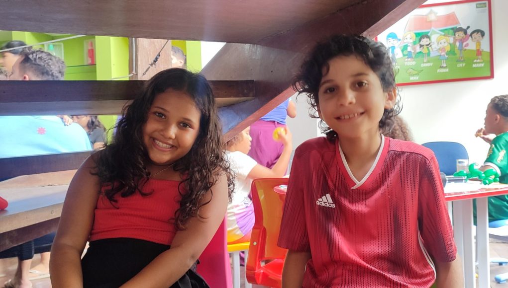 Adolescente preparado para a idade certa para intercâmbio, demonstrando autonomia e segurança.