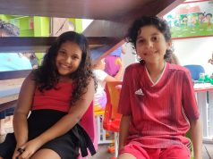Idade certa para intercâmbio: 5 sinais de que seu filho está pronto Adolescente preparado para a idade certa para intercâmbio, demonstrando autonomia e segurança.