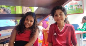 Idade certa para intercâmbio: 5 sinais de que seu filho está pronto Adolescente preparado para a idade certa para intercâmbio, demonstrando autonomia e segurança.