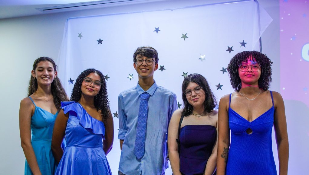 Criança superando a falta de foco na escola através de atividades educacionais estimulantes e ativas.