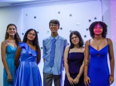 Déficit de Atenção ou Falta de Estímulo? Como o aprendizado de idiomas melhora o foco escolar Criança superando a falta de foco na escola através de atividades educacionais estimulantes e ativas.