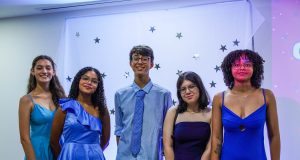 Déficit de Atenção ou Falta de Estímulo? Como o aprendizado de idiomas melhora o foco escolar Criança superando a falta de foco na escola através de atividades educacionais estimulantes e ativas.