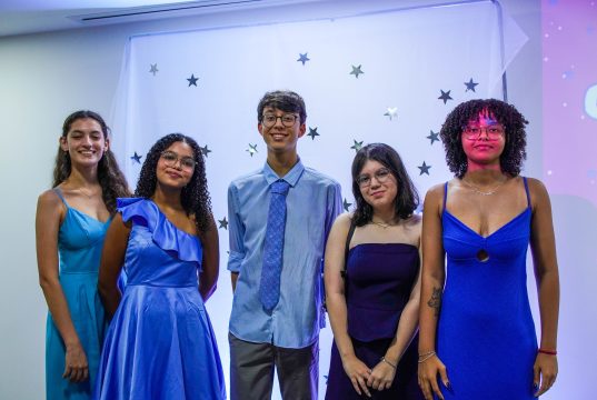 Déficit de Atenção ou Falta de Estímulo? Como o aprendizado de idiomas melhora o foco escolar Criança superando a falta de foco na escola através de atividades educacionais estimulantes e ativas.