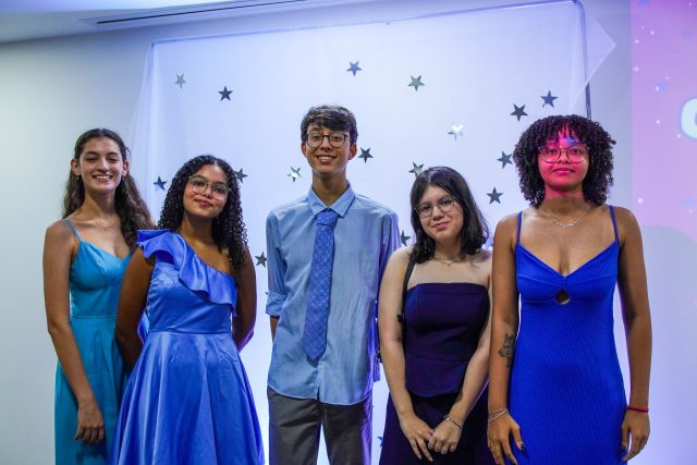 Criança superando a falta de foco na escola através de atividades educacionais estimulantes e ativas.