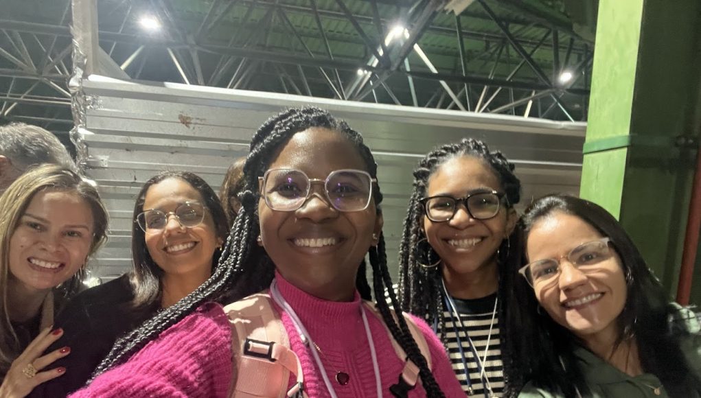Primeiro intercâmbio Dream It; inglês para viagens, turista brasileiro em aeroporto internacional