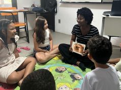 Medo de falar inglês: Como a vergonha está travando o seu filho Adolescente superando o medo de falar inglês em um ambiente seguro e livre de julgamentos.