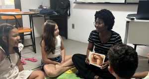 Medo de falar inglês: Como a vergonha está travando o seu filho Adolescente superando o medo de falar inglês em um ambiente seguro e livre de julgamentos.