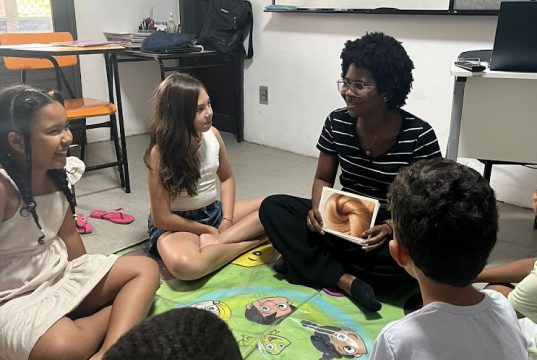 Medo de falar inglês: Como a vergonha está travando o seu filho Adolescente superando o medo de falar inglês em um ambiente seguro e livre de julgamentos.