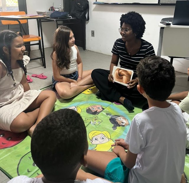 Adolescente superando o medo de falar inglês em um ambiente seguro e livre de julgamentos.